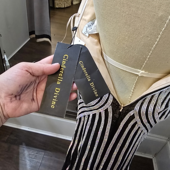 Stunning special occasion sequence gown - Picture 15 of 16